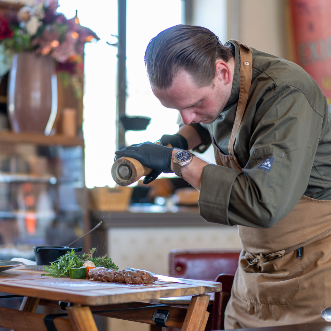 chefkok aan het koken bij Restaurant café Modern in Teuven