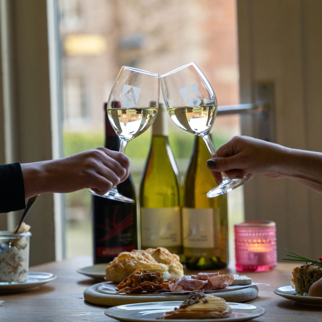 Proosten met wijn bij Brasserie Wijnandsrade