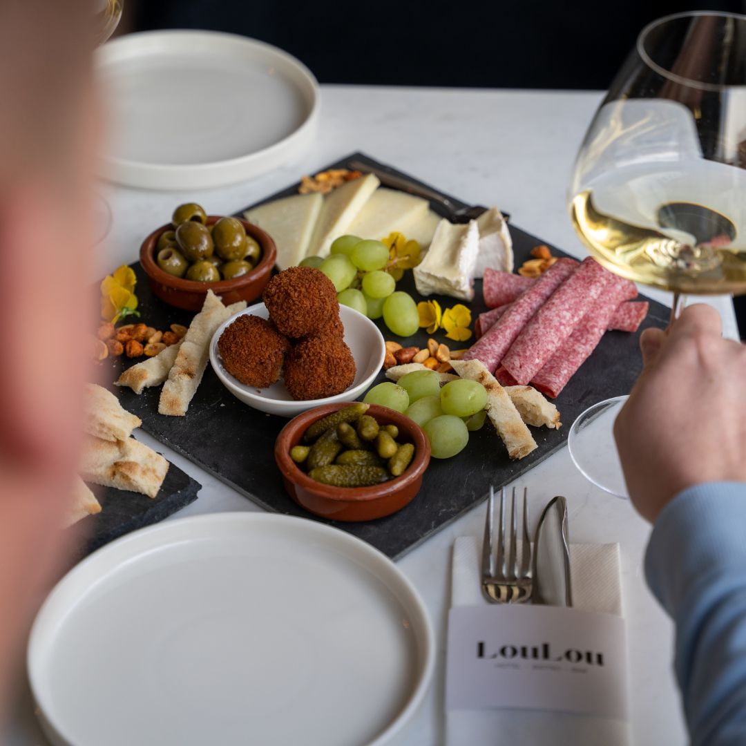 Borrelplank en wijn bij Bistro LouLou Berg en Terblijt