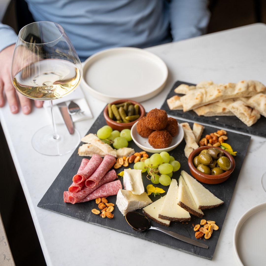 Borrelplank en wijn bij Bistro LouLou Berg en Terblijt