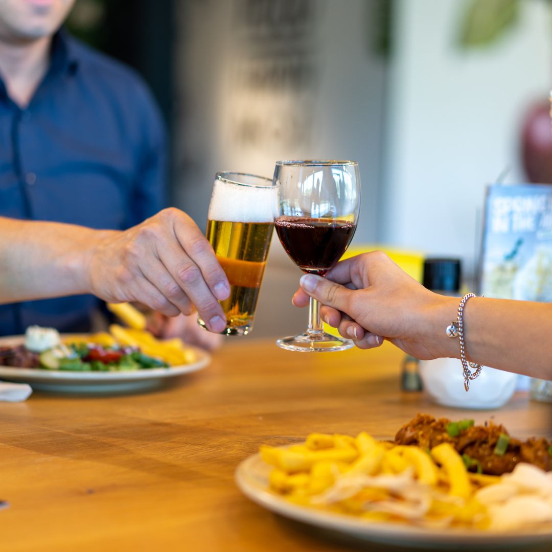 wijn en bier proosten bij diner