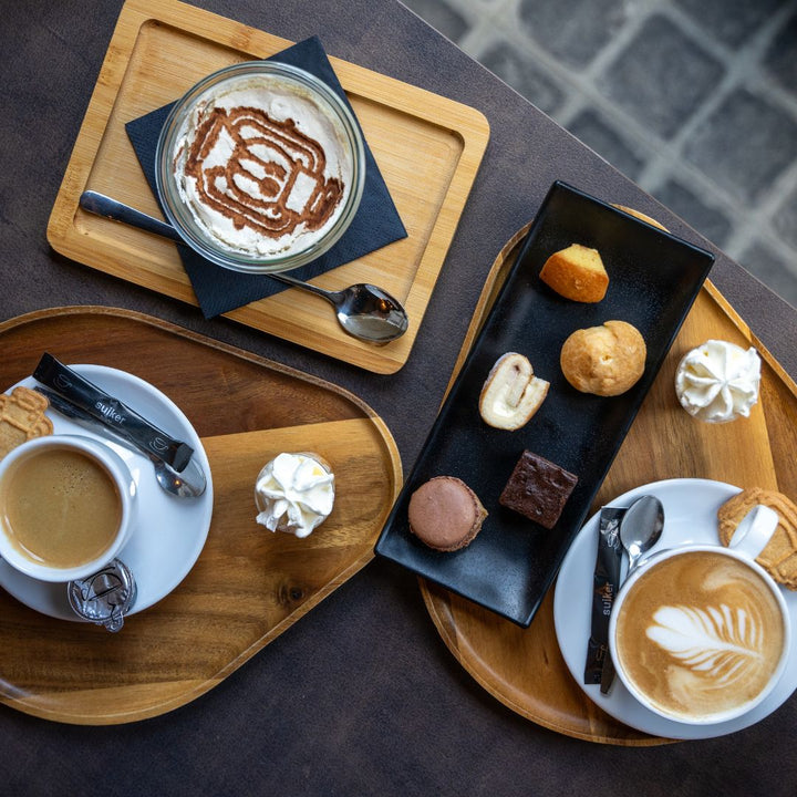 koffie met zoetigheden bij Brasserie Bie de Groeve in Meerssen