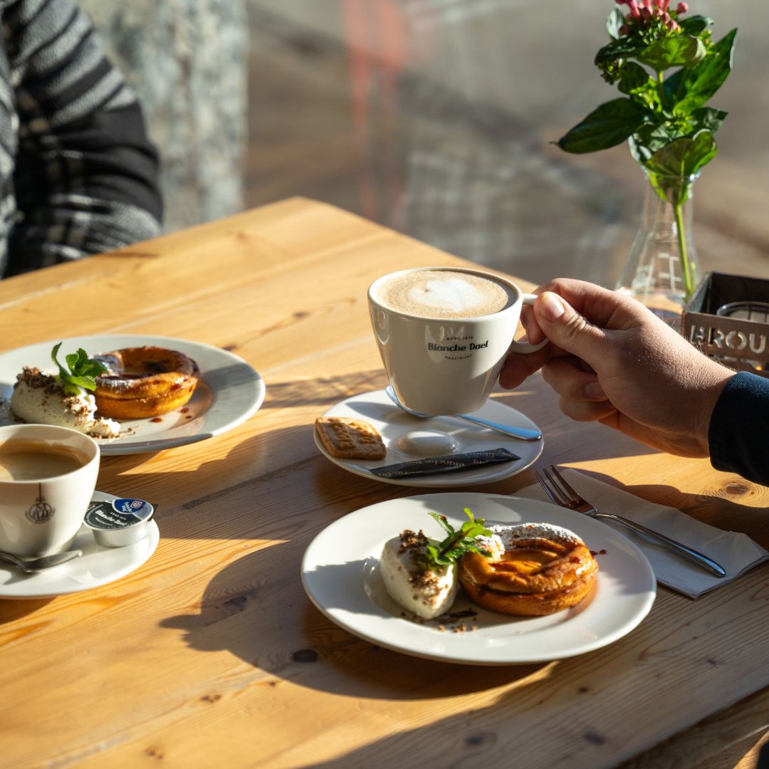 Koffie met gebak bij Gulpener BrouwLokaal