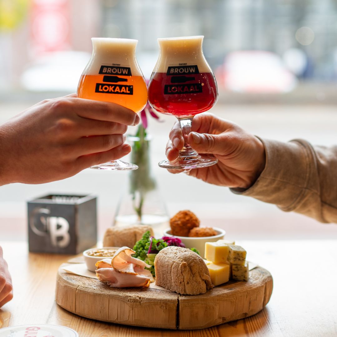 Borrelplank en Gulpener bier bij Gulpener brouwlokaal