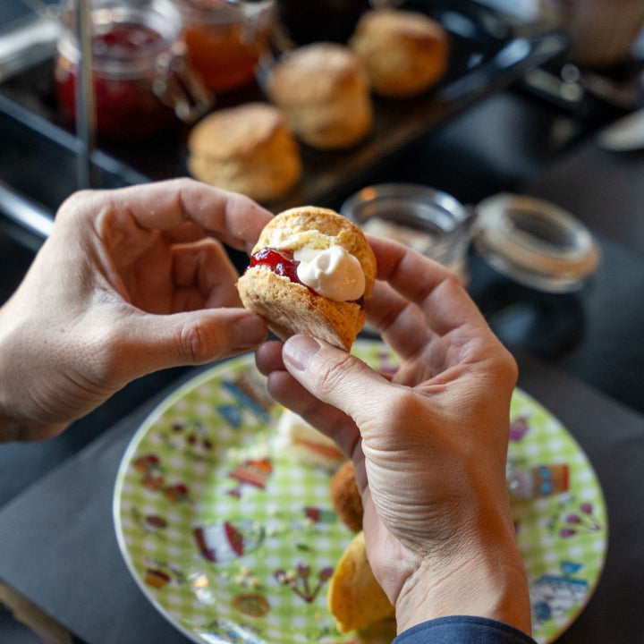 Scones pakken bij High tea Brasserie HeerluX in Schinveld