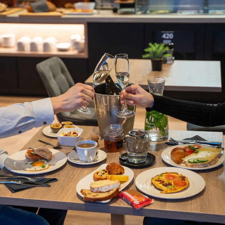 Proosten met champagne boven ontbijt