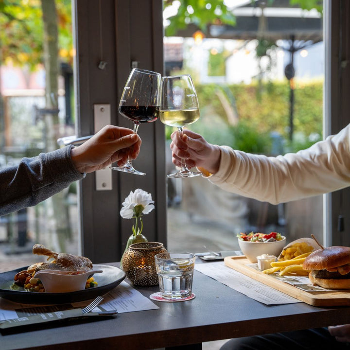 Proosten met wijn bij Brasserie Bie De Groeve in Meerssen