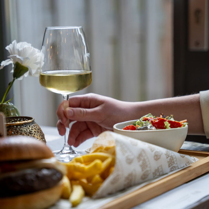 Wijn met een burger bij Brasserie Bie De Groeve in Meerssen