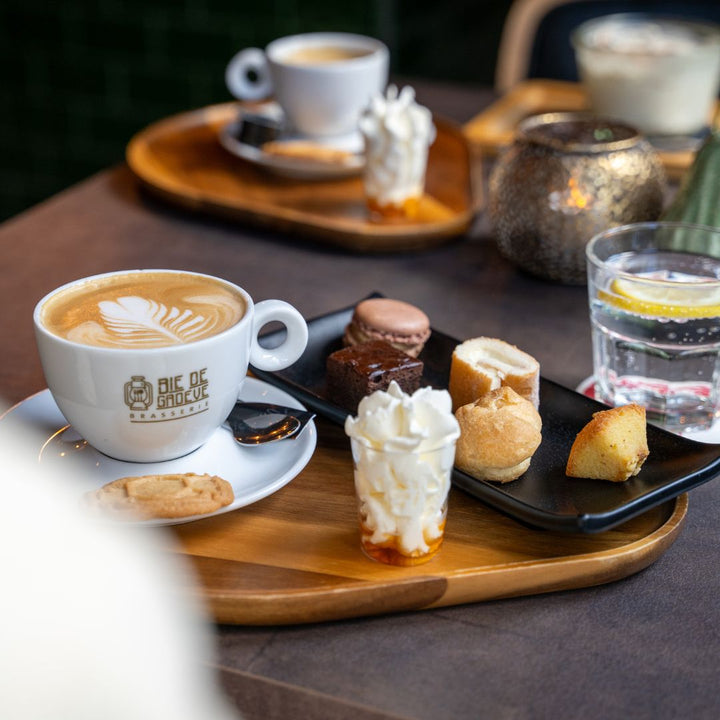 Koffie met zoete snacks bij Brasserie Bie De Groeve in Meerssen