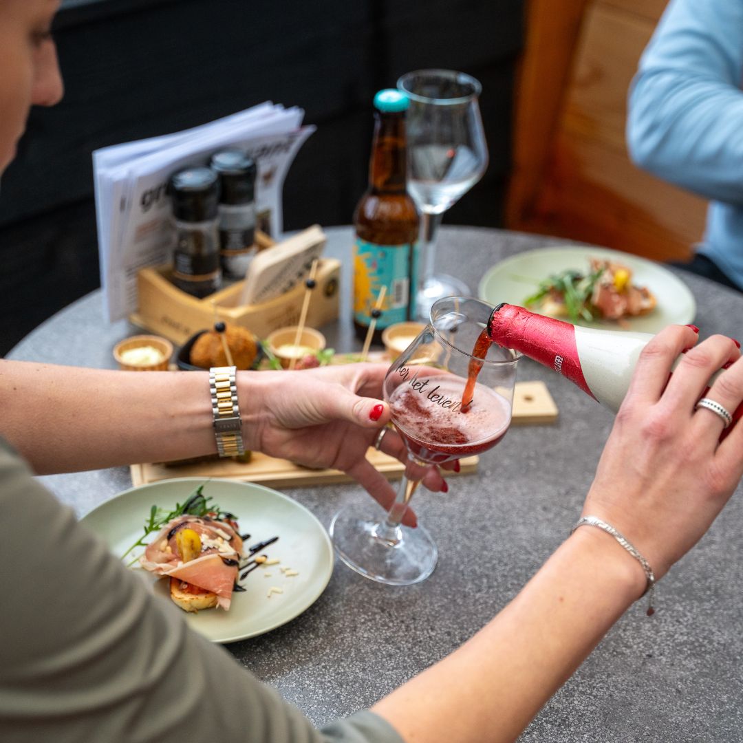 bier inschenken bij Boscafé de Grens in Reuver