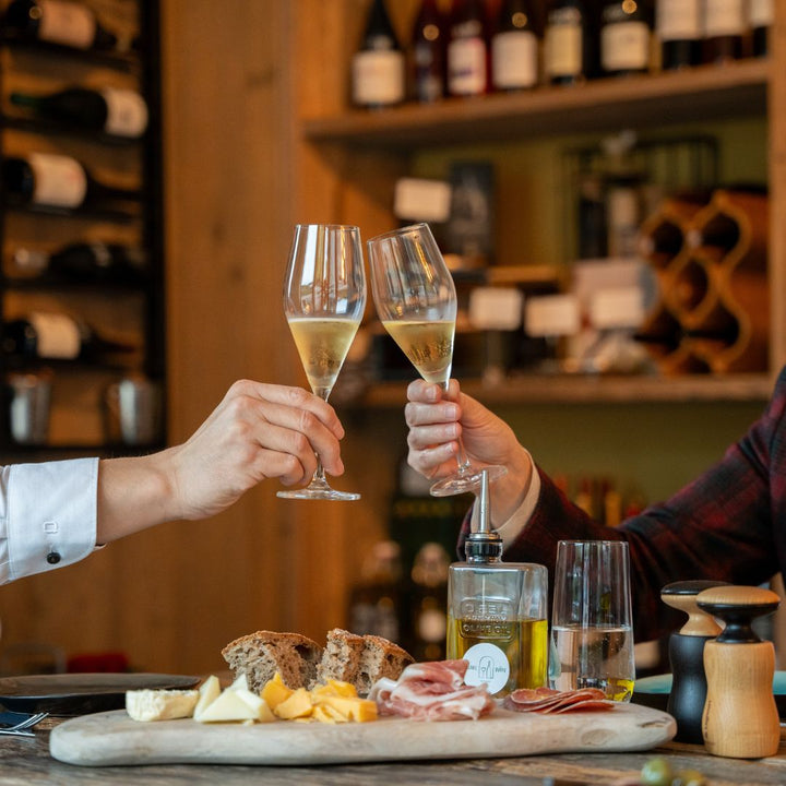 Wijn proosten bij Proefwinkel Ware Wijn in Genoelselderen