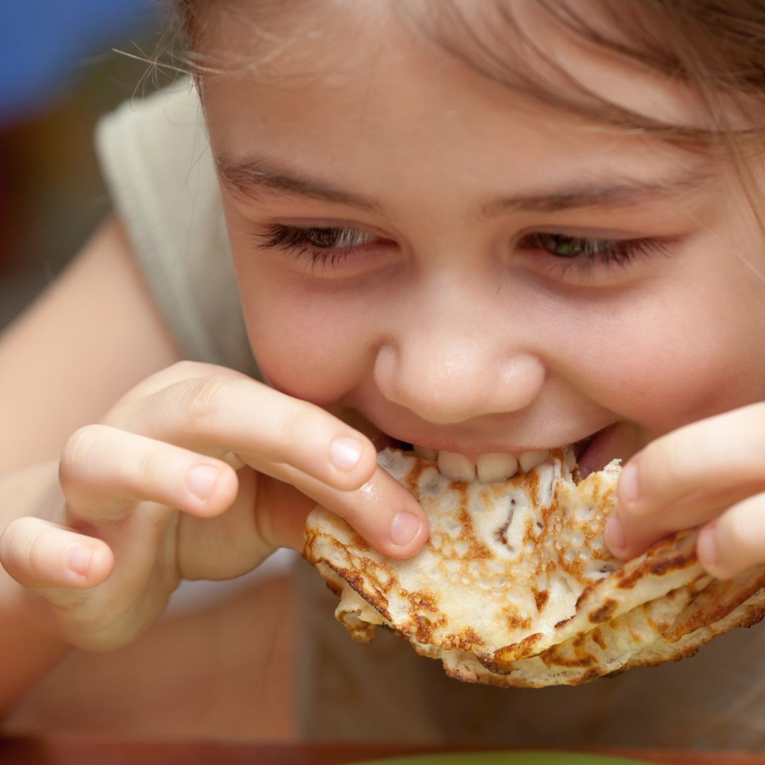 meisje eet pannenkoek 