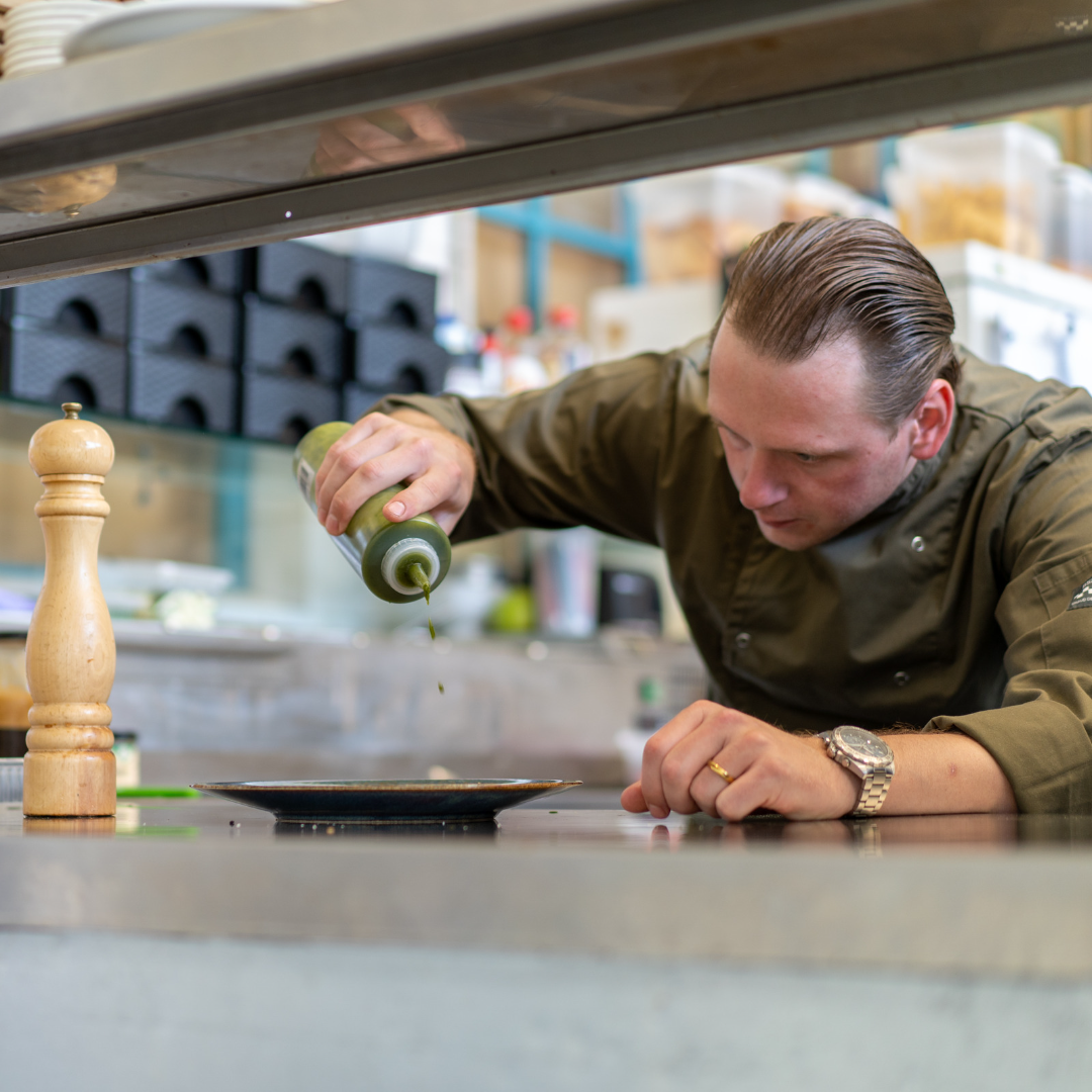 Chefkok aan het koken bij Restaurant café Modern in Teuven