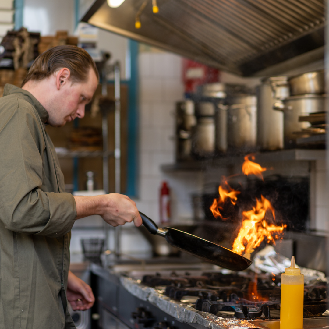 Chefkok aan het koken bij Restaurant café Modern in Teuven