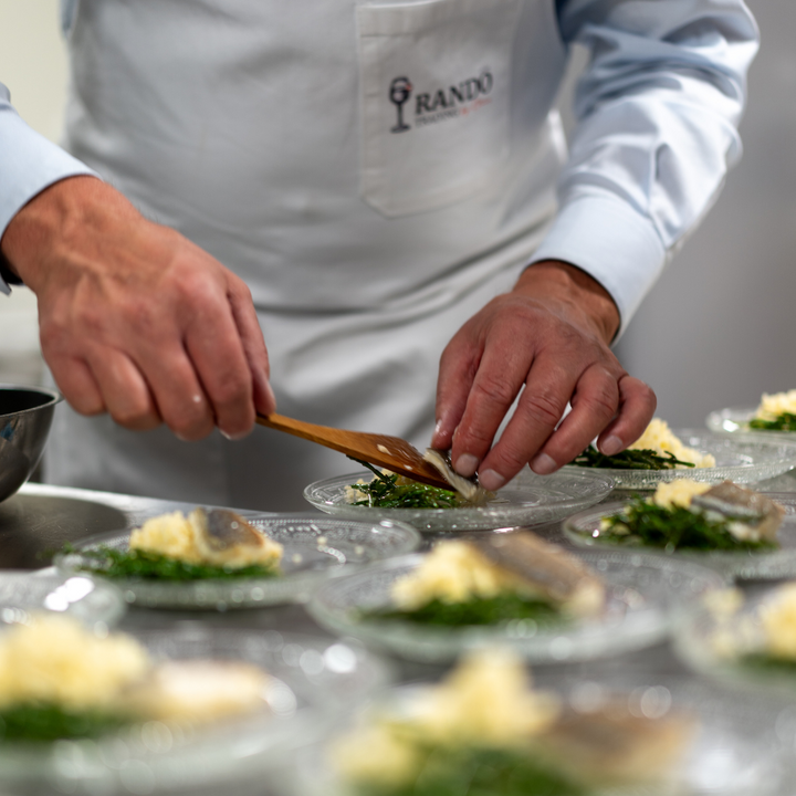 kokt maakt eten klaar tijdens de proeverij