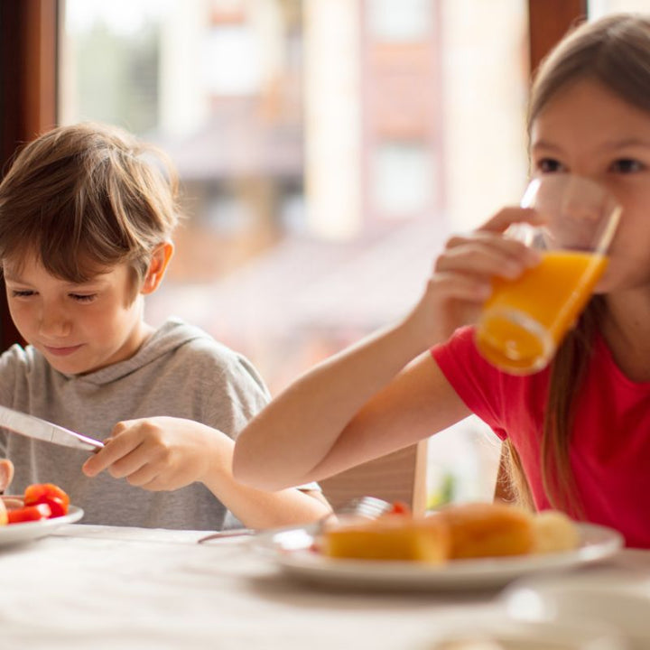 Kinderen aan het ontbijten