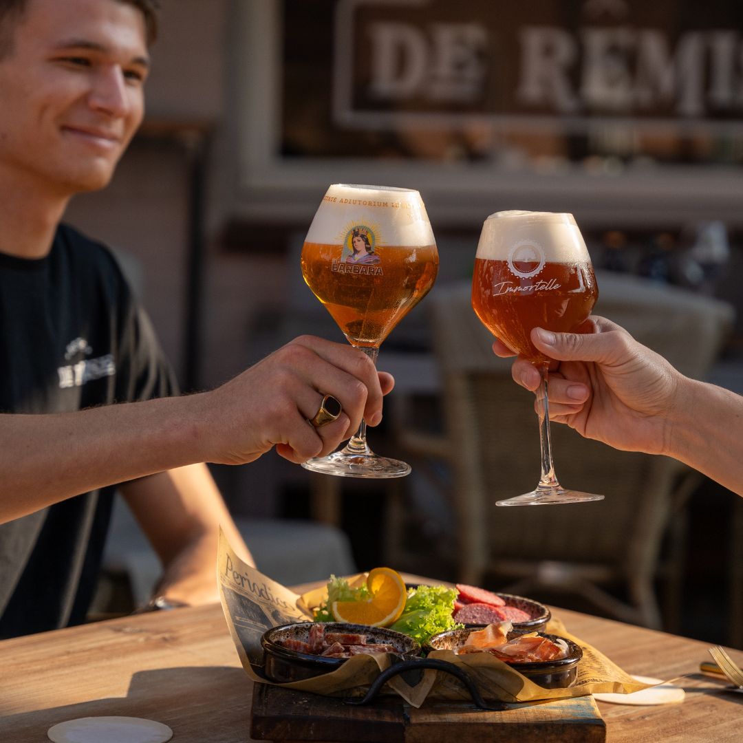 Proosten met bier bij De Remise in Wittem