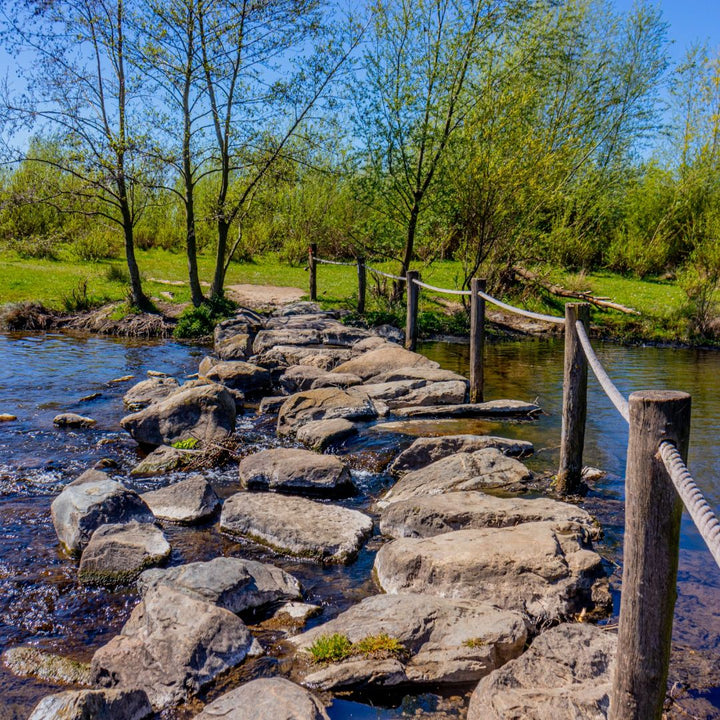 Stenen pad over water